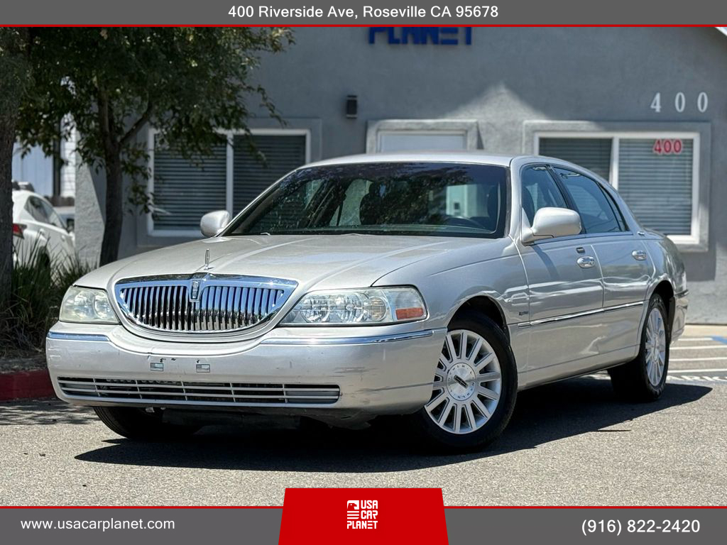 2004 Lincoln Town Car Signature's photo