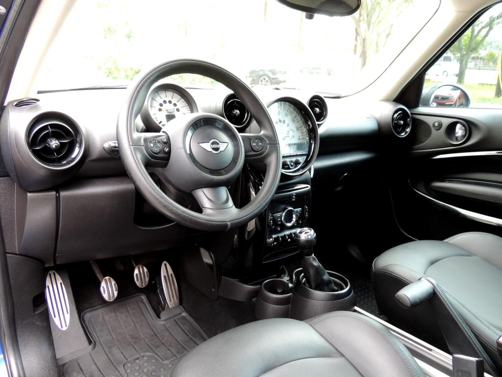 2013 MINI Paceman S photo 23