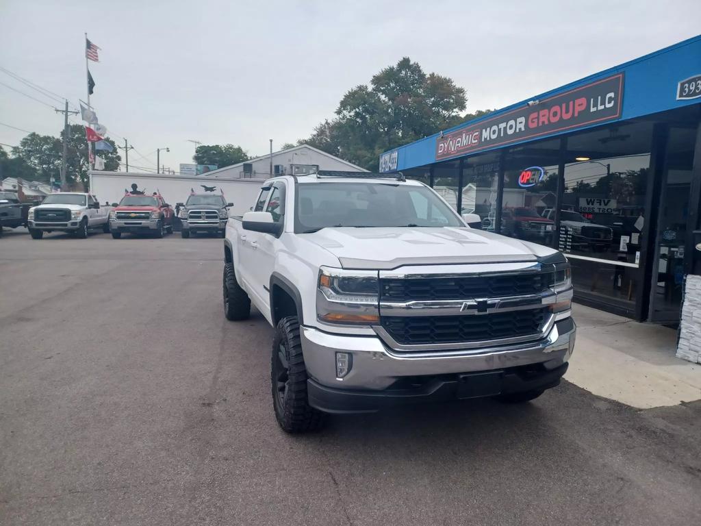 2016 Chevrolet Silverado 1500 LT photo 2