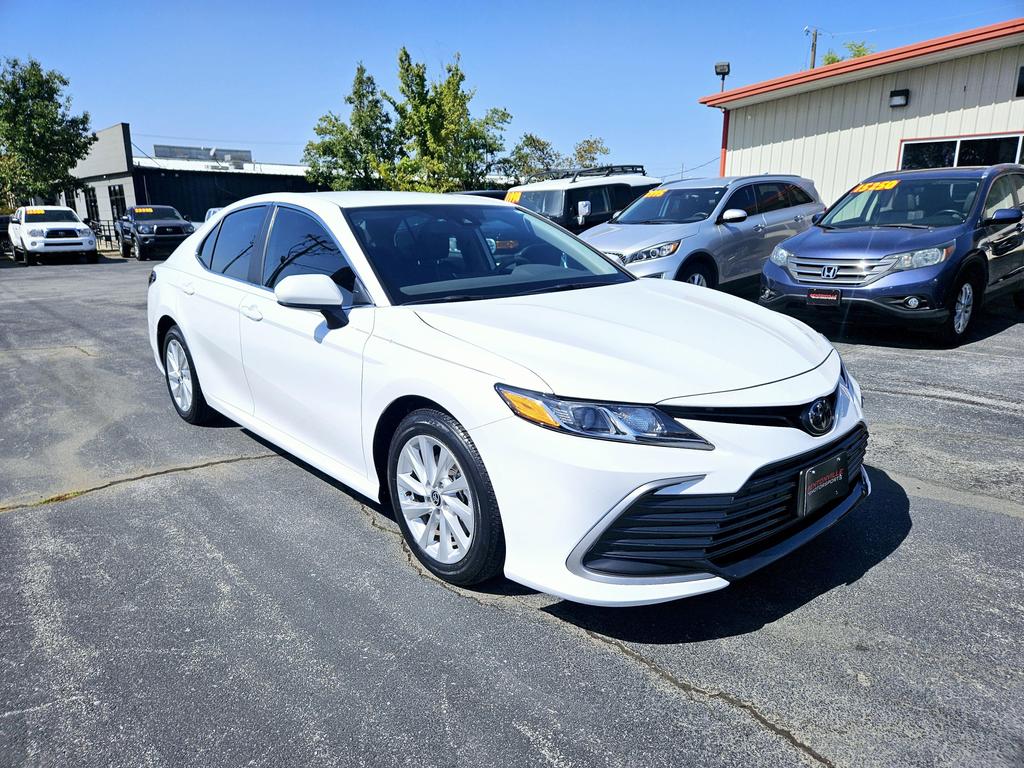 2023 Toyota Camry LE photo 3