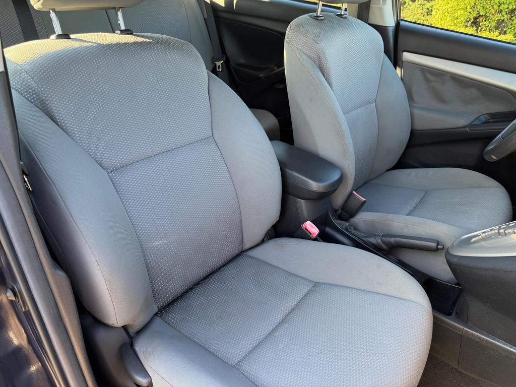 2010 Toyota Matrix Base photo 30