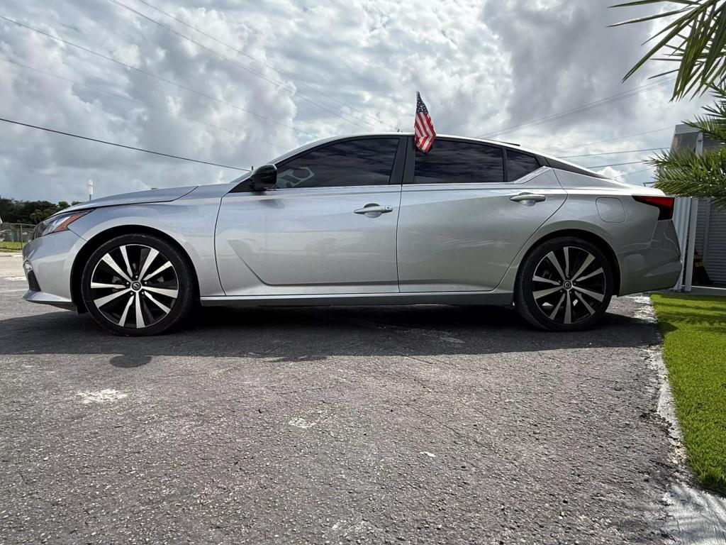 2021 Nissan Altima SR photo 11