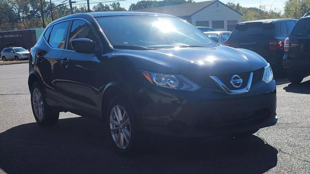 2017 Nissan Rogue Sport S photo 2