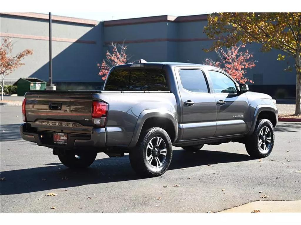 2018 Toyota Tacoma TRD Sport photo 7