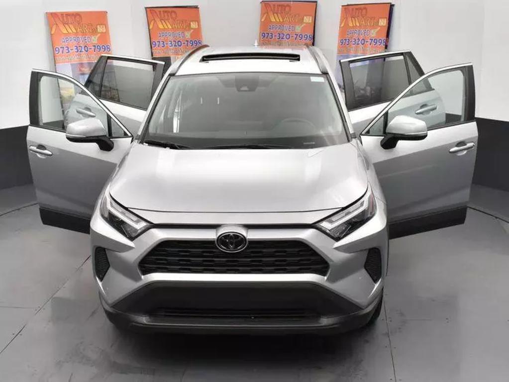 2024 Toyota RAV4 XLE photo 10