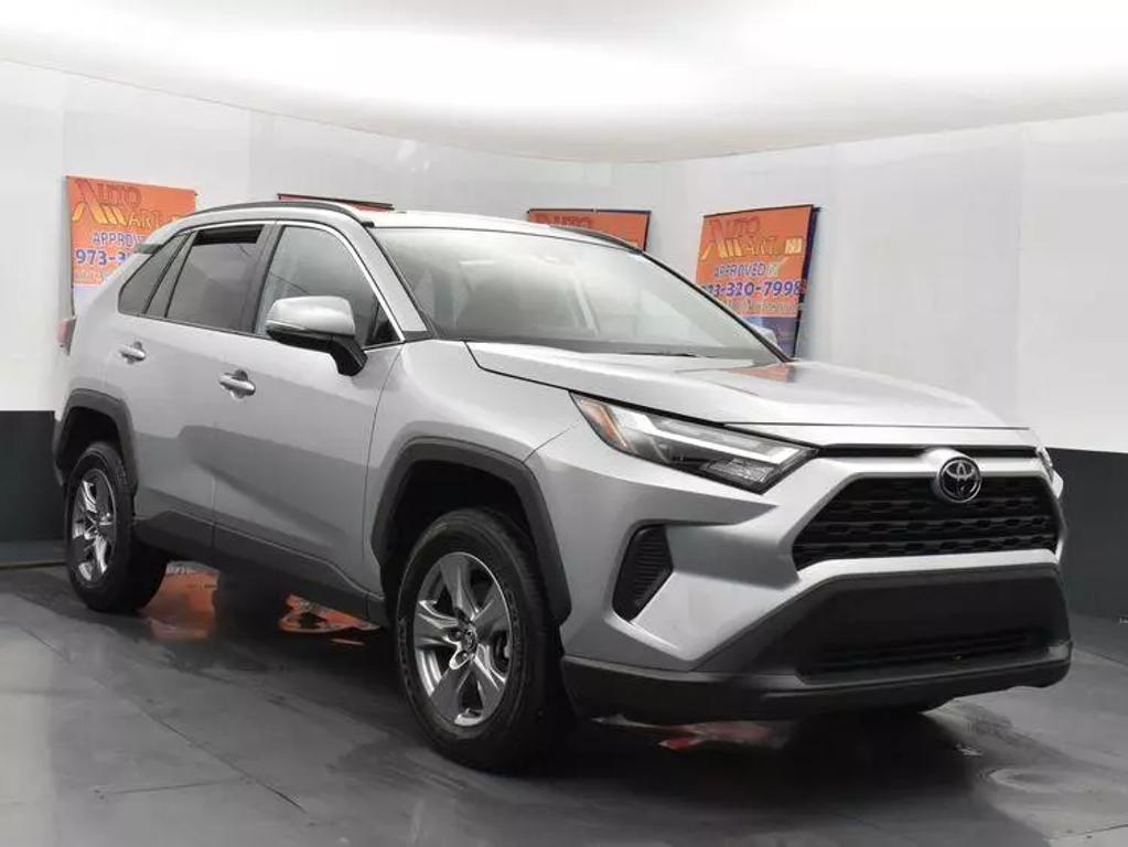 2024 Toyota RAV4 XLE photo 2