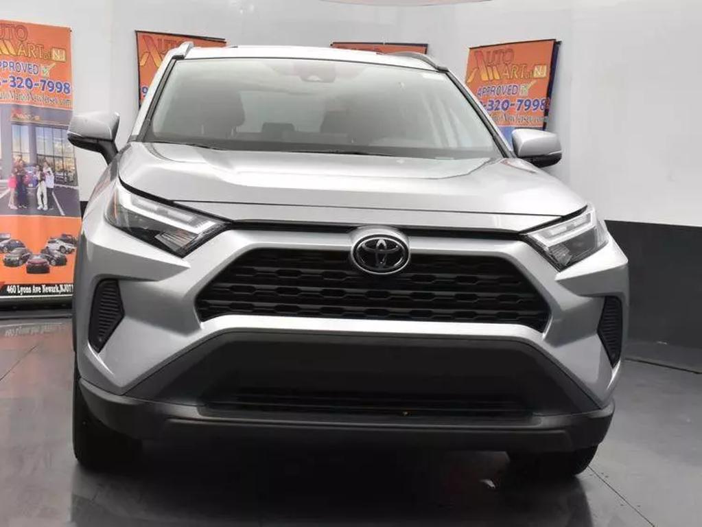 2024 Toyota RAV4 XLE photo 3