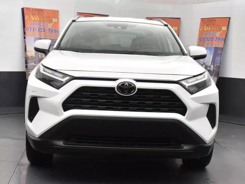 2024 Toyota RAV4 XLE photo 3