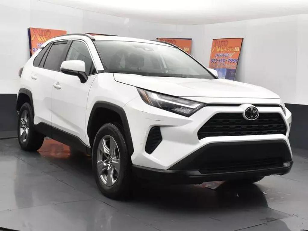 2024 Toyota RAV4 XLE photo 2