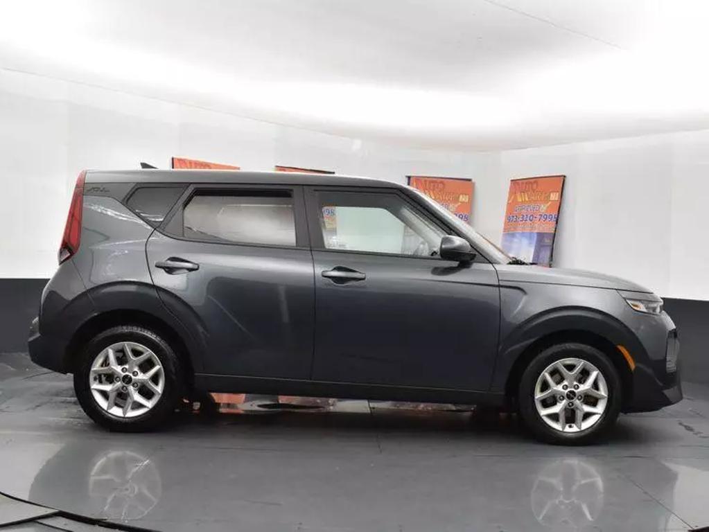 2022 Kia Soul LX photo 4