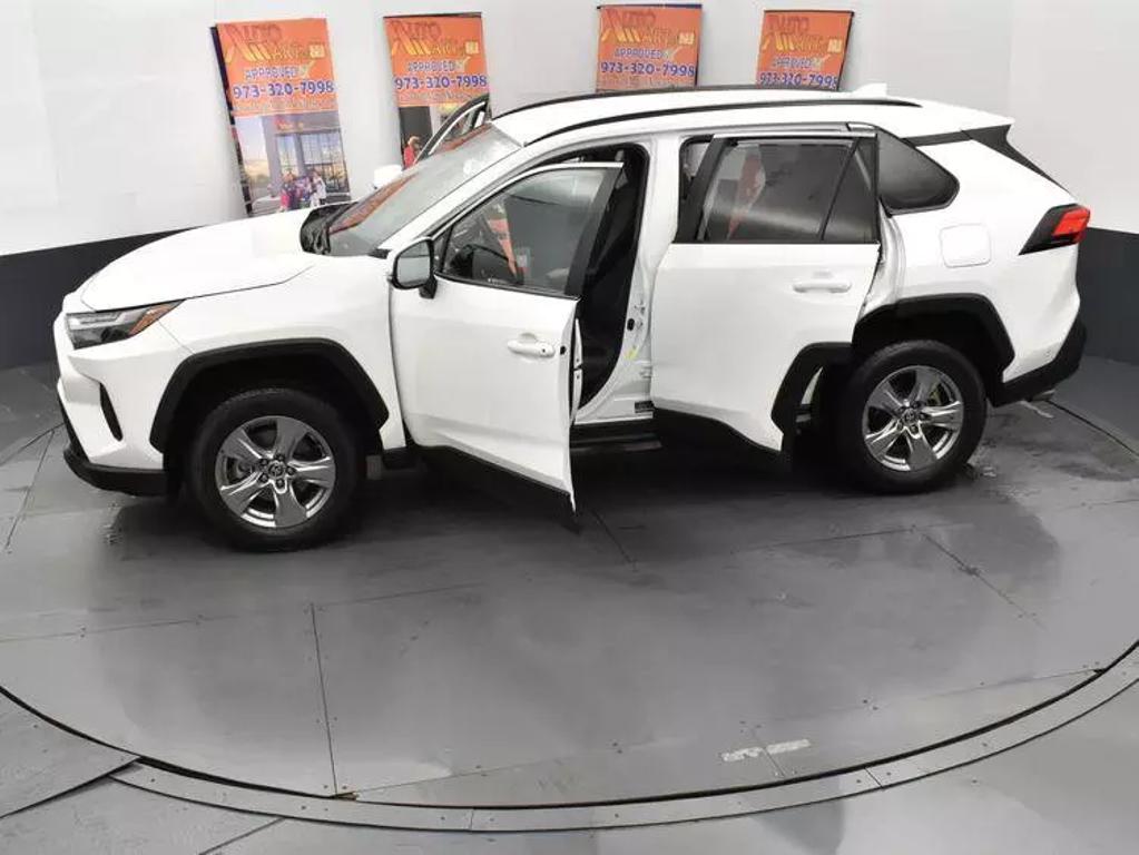 2024 Toyota RAV4 XLE photo 7