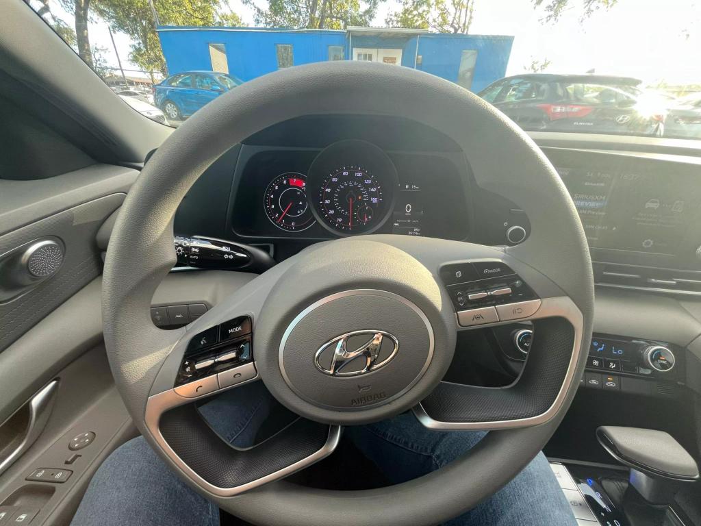 2021 Hyundai Elantra SEL photo 16