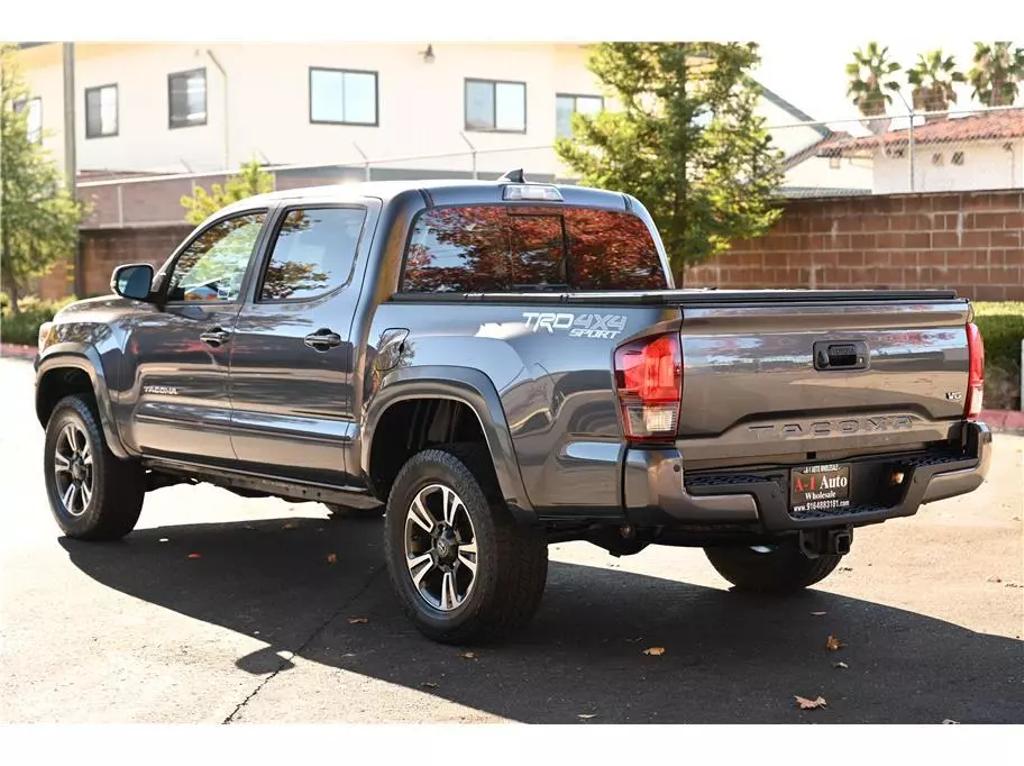 2018 Toyota Tacoma TRD Sport photo 5