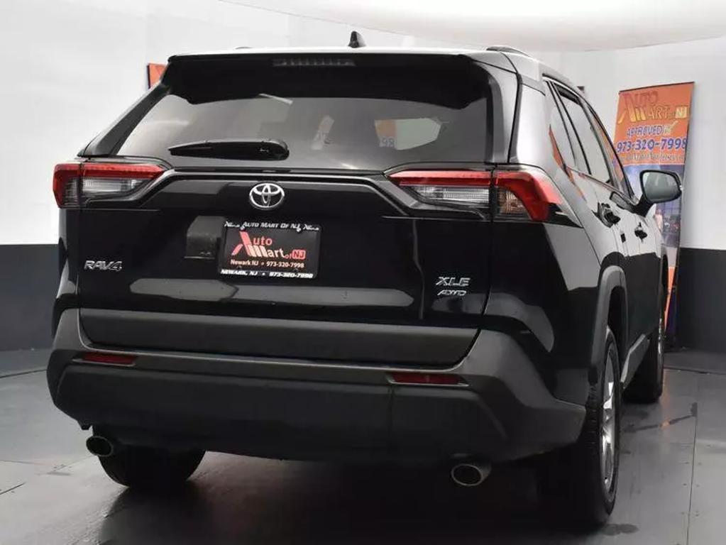 2024 Toyota RAV4 XLE photo 8