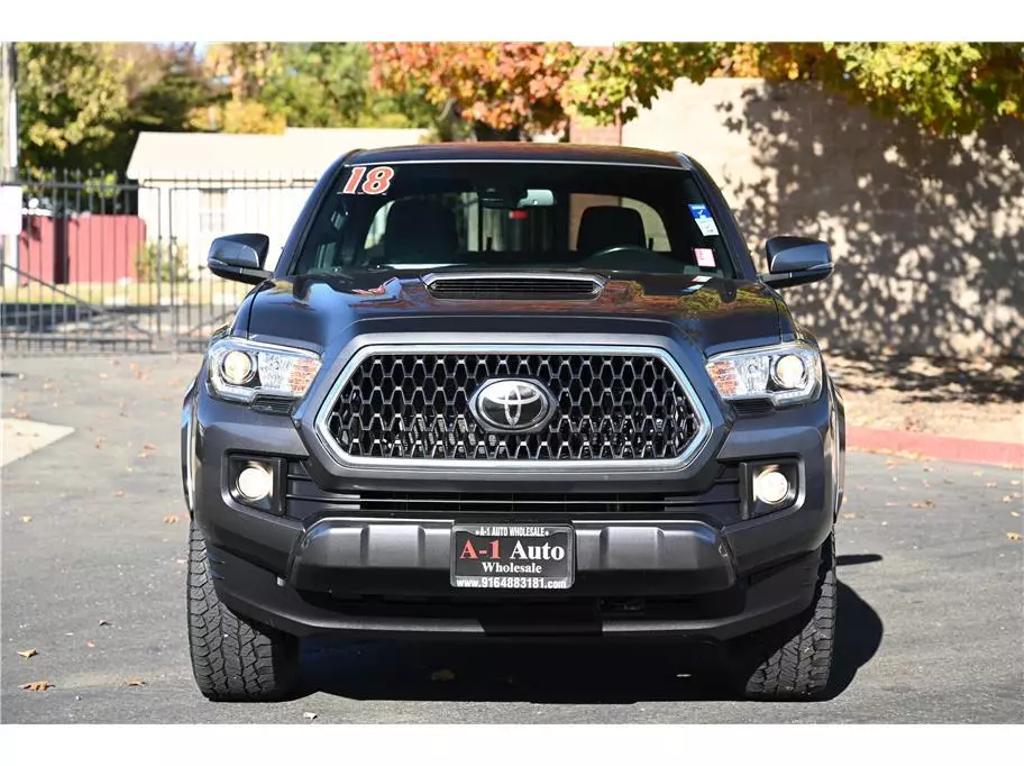 2018 Toyota Tacoma TRD Sport photo 2