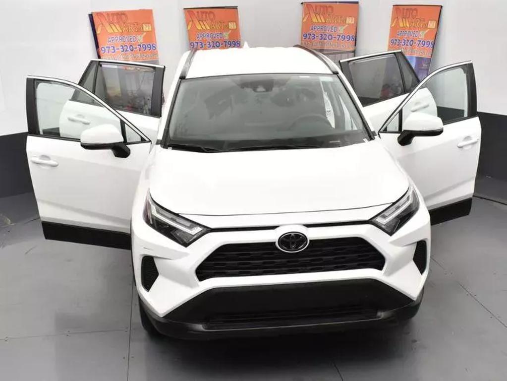 2024 Toyota RAV4 XLE photo 10