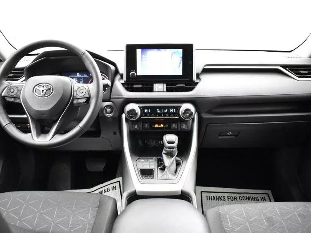 2024 Toyota RAV4 XLE photo 19