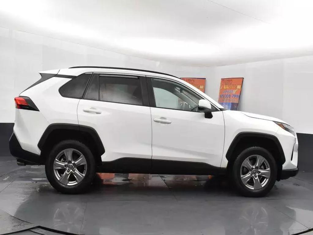 2024 Toyota RAV4 XLE photo 4