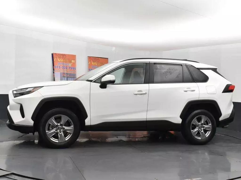 2024 Toyota RAV4 XLE photo 5