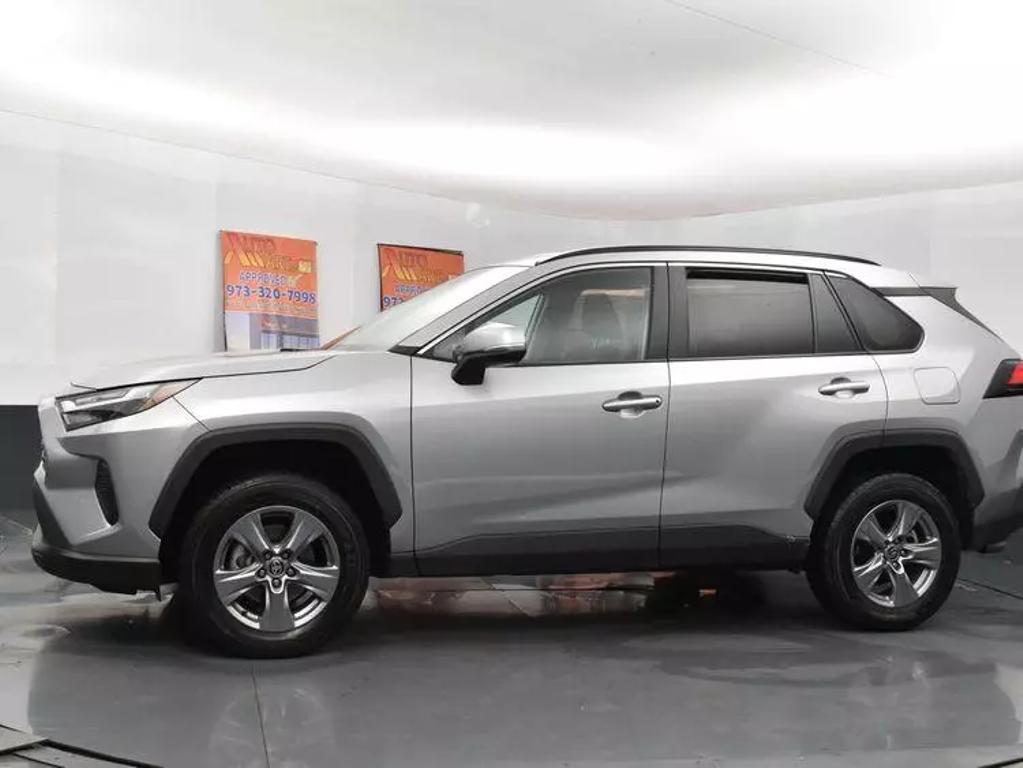 2024 Toyota RAV4 XLE photo 5