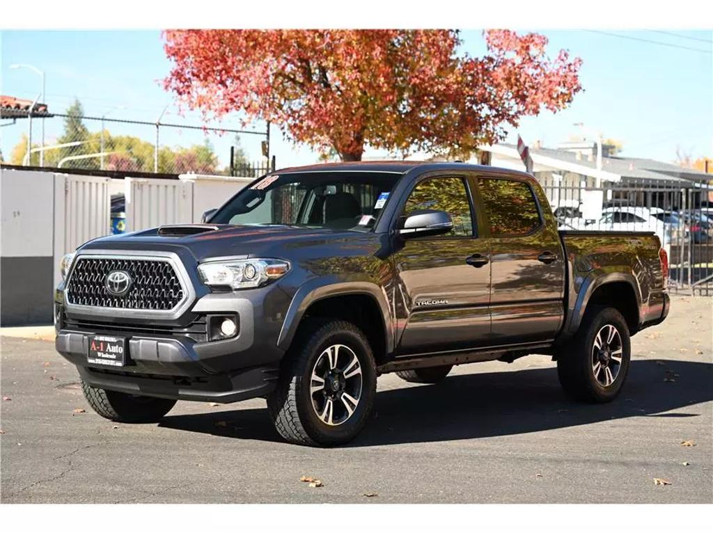 2018 Toyota Tacoma TRD Sport photo 3