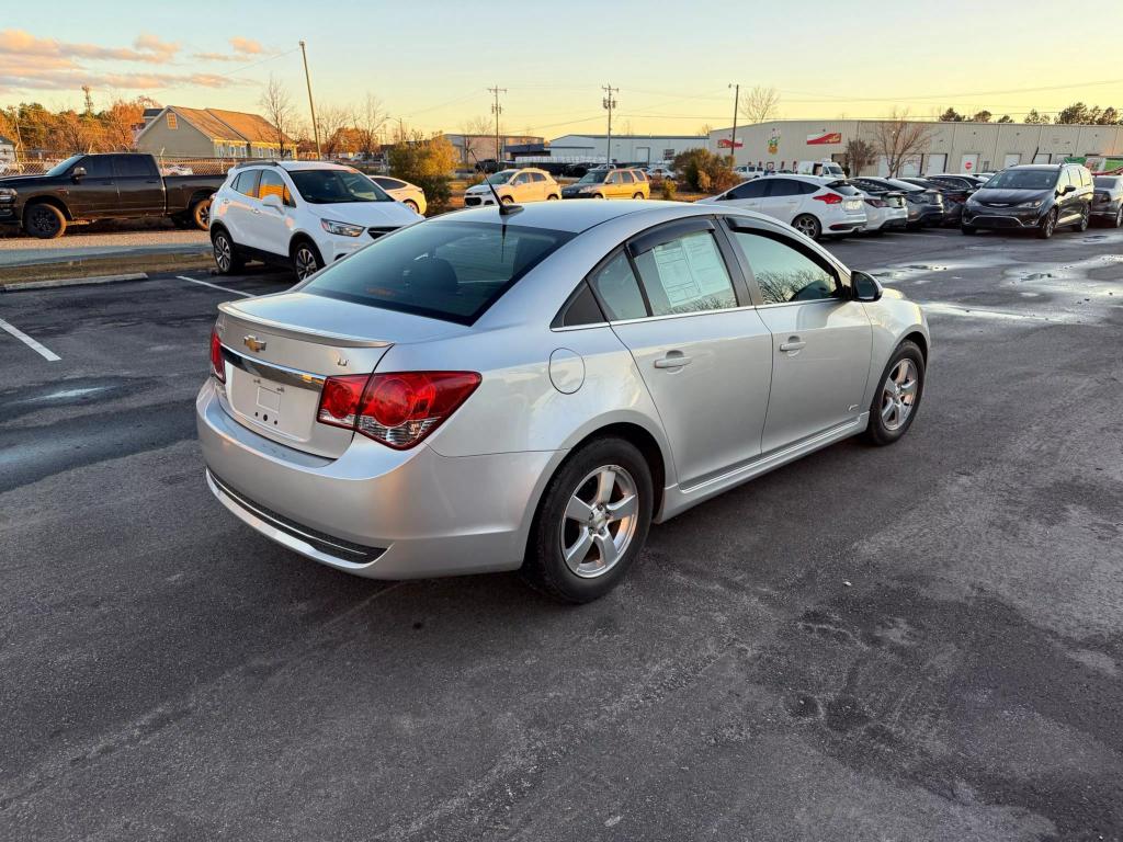 2011 Chevrolet Cruze 1LT photo 2