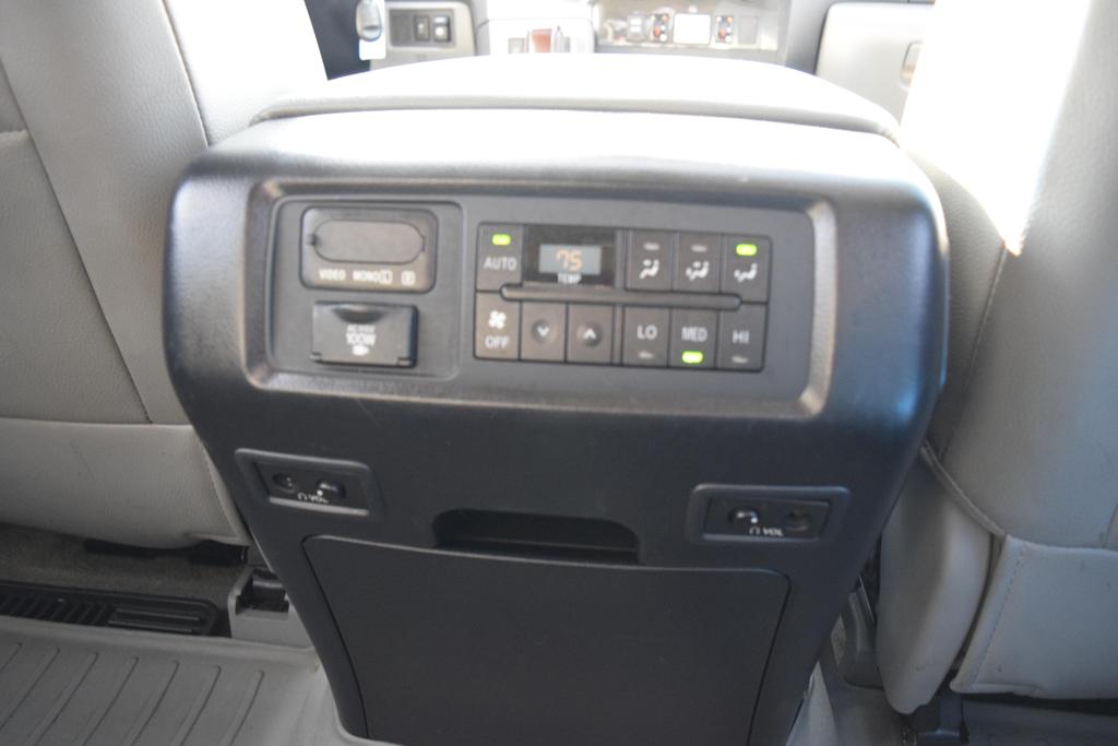 2011 Toyota Sequoia Platinum photo 19