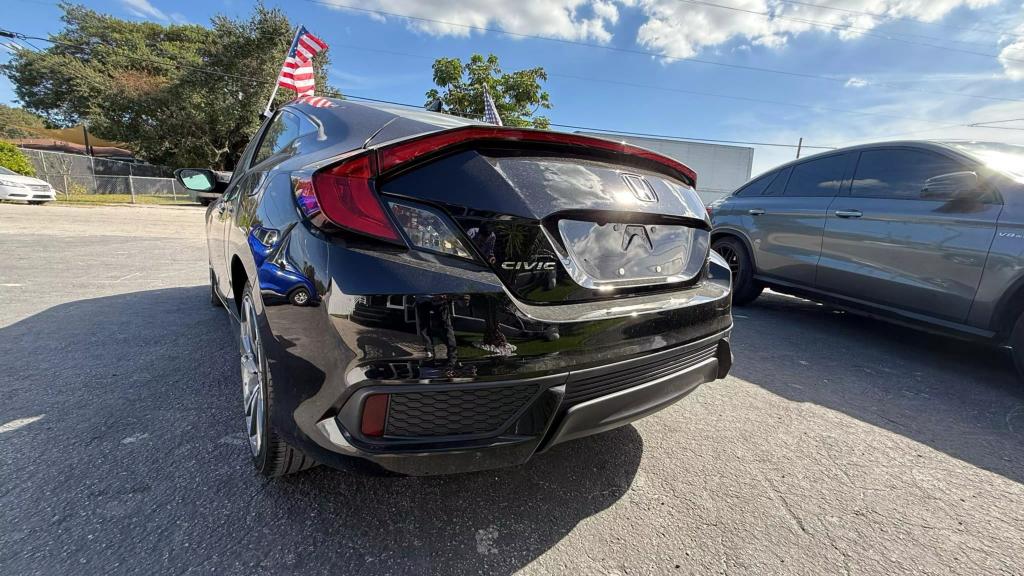 2019 Honda Civic Touring photo 12