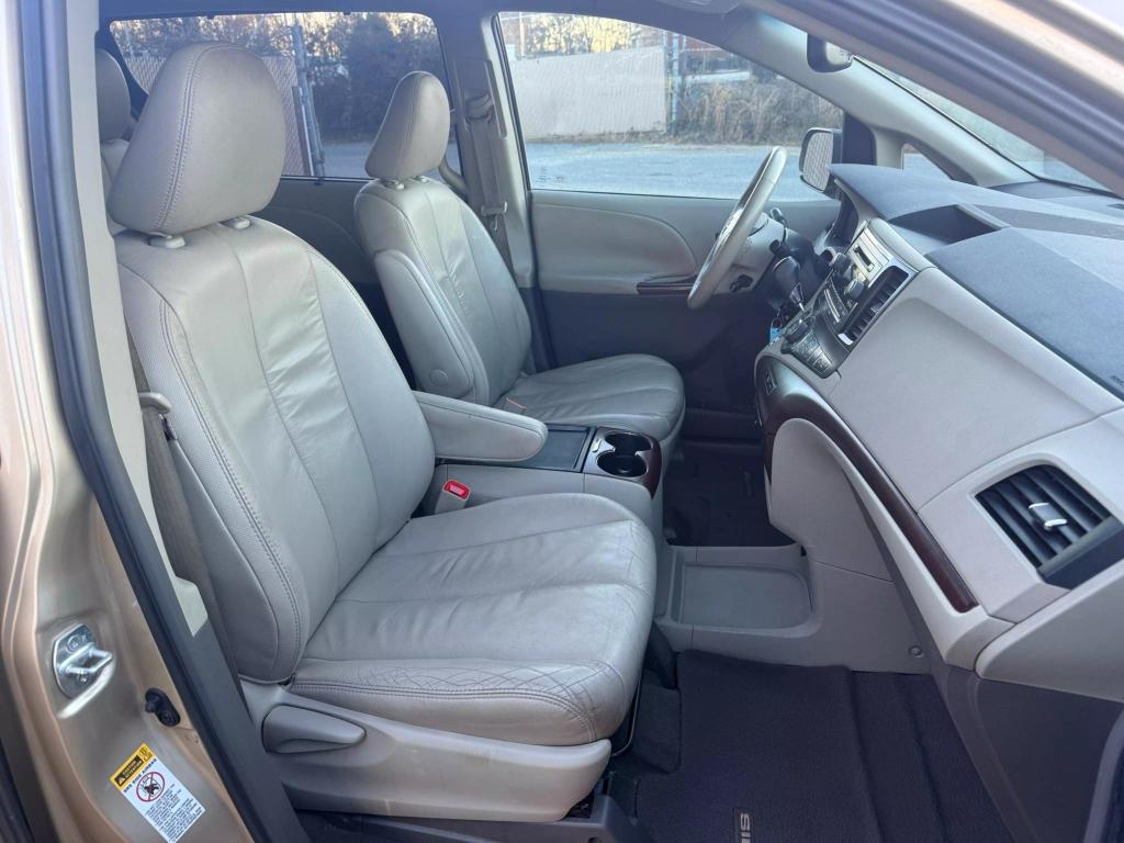 2011 Toyota Sienna XLE photo 23