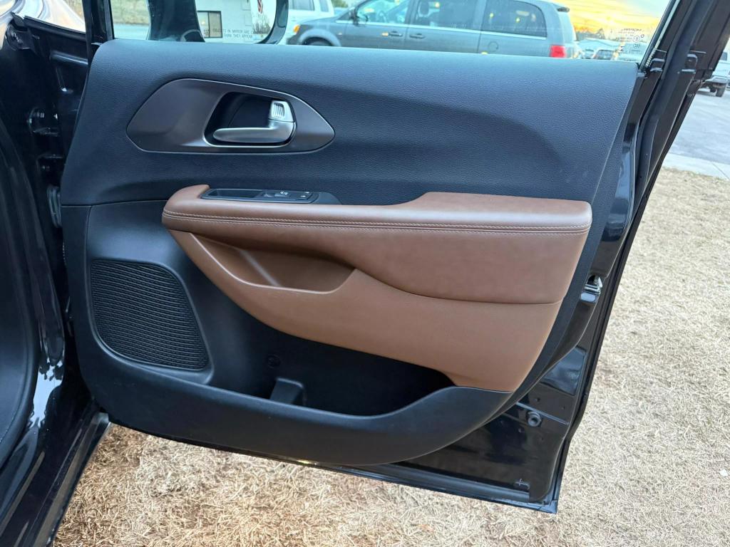 2017 Chrysler Pacifica Limited photo 24