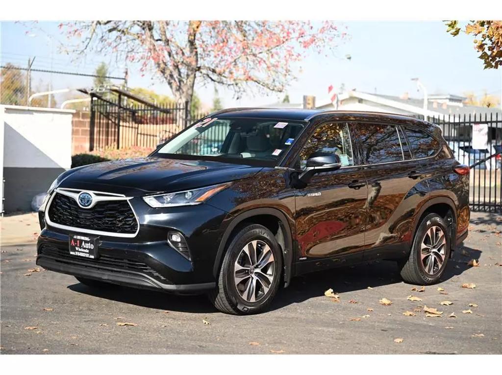 2021 Toyota Highlander XLE photo 3