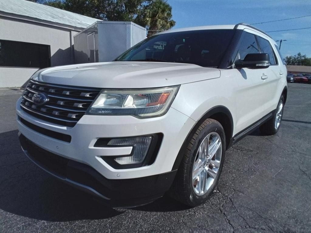 2016 Ford Explorer XLT photo 2