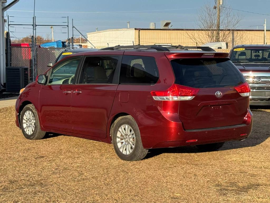 2011 Toyota Sienna XLE photo 2