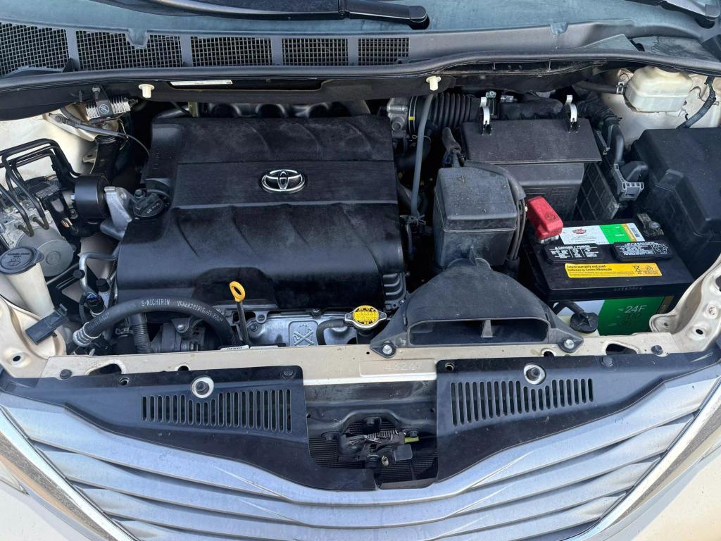 2011 Toyota Sienna XLE photo 24