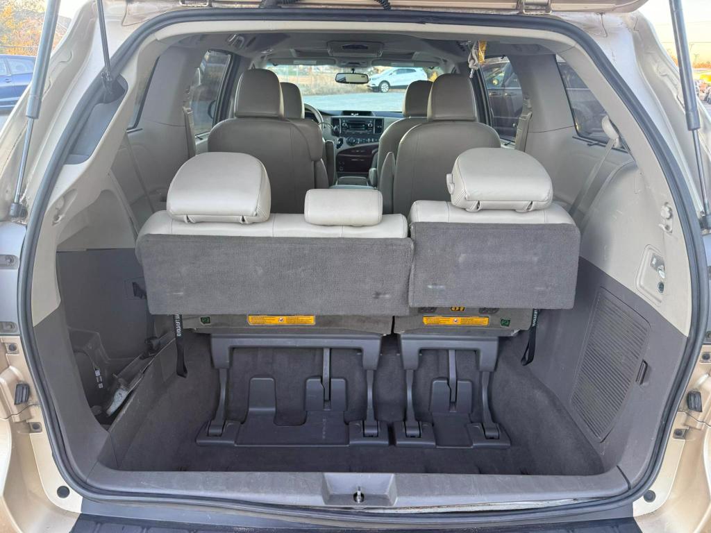 2011 Toyota Sienna XLE photo 18