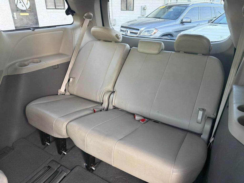 2011 Toyota Sienna XLE photo 16