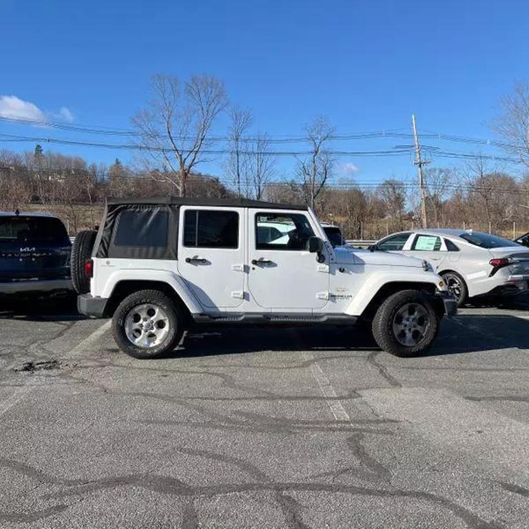 2015 Jeep Wrangler Unlimited Sahara photo 16