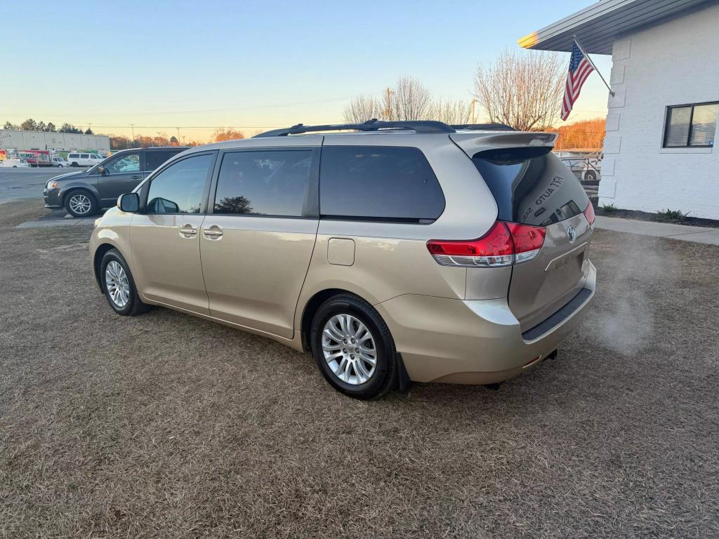 2011 Toyota Sienna XLE photo 2