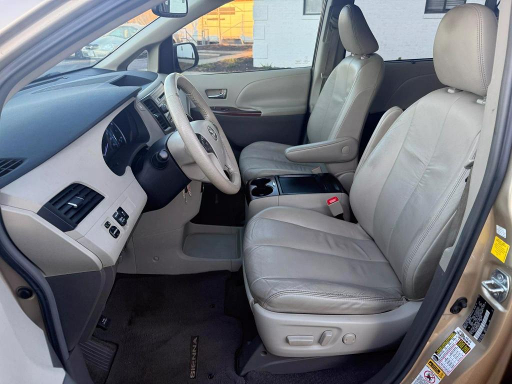 2011 Toyota Sienna XLE photo 8