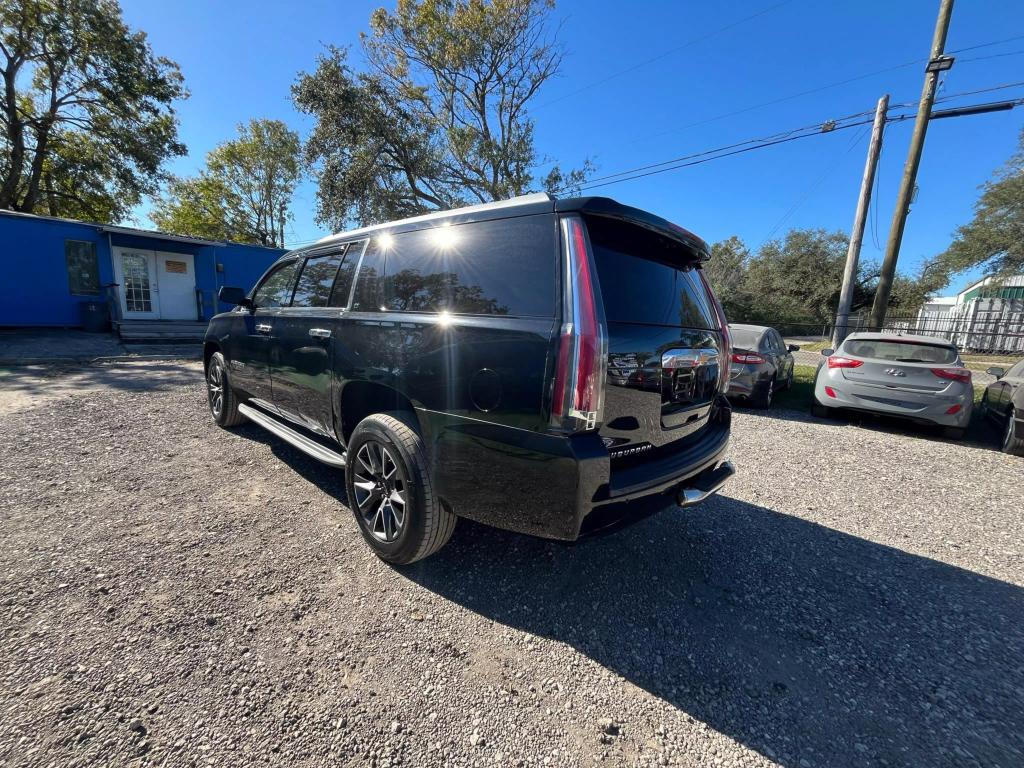 2019 Chevrolet Suburban LT photo 9