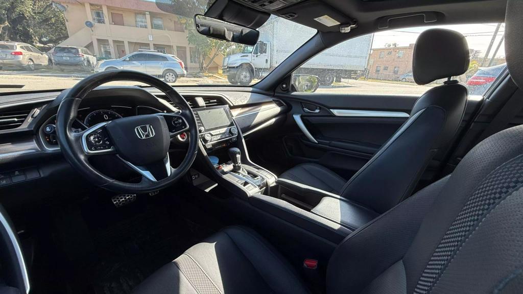 2019 Honda Civic Touring photo 9