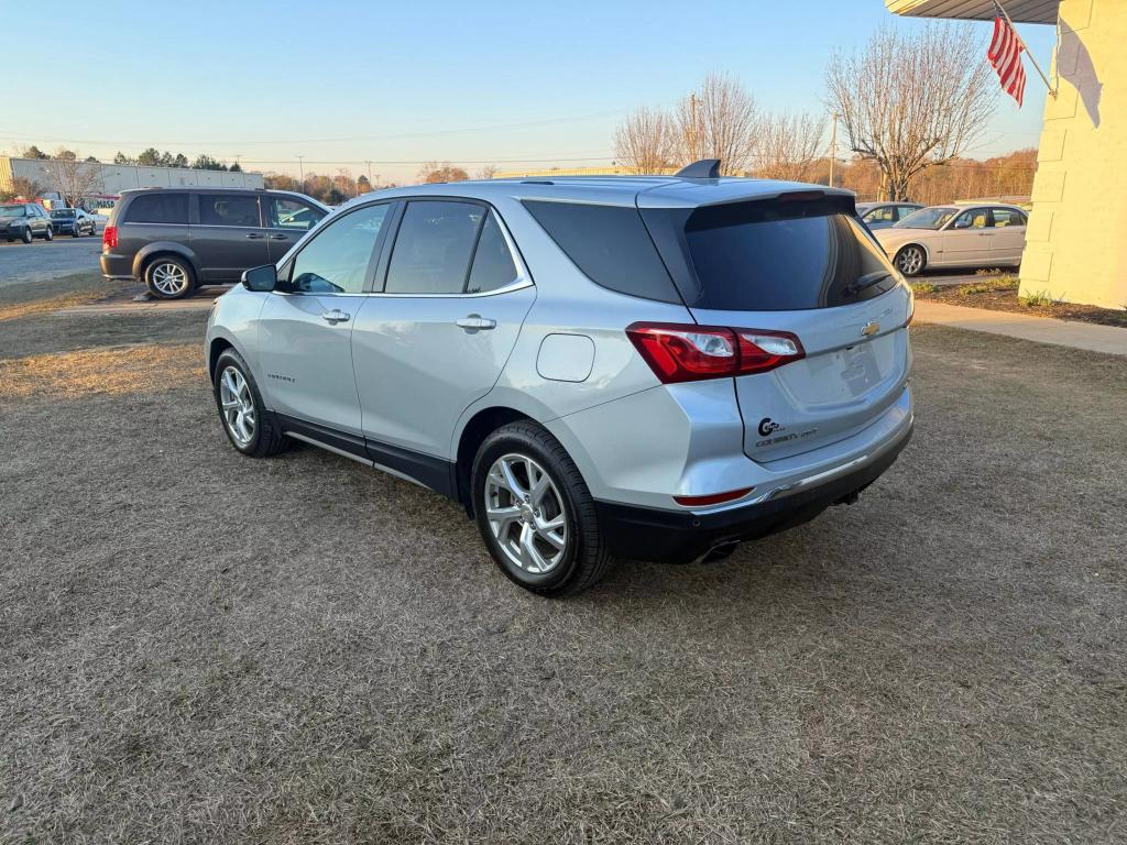 2018 Chevrolet Equinox LT photo 2