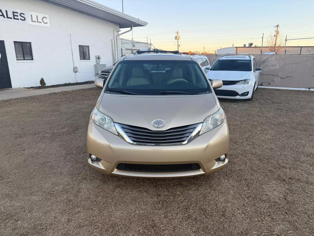 2011 Toyota Sienna XLE photo 5