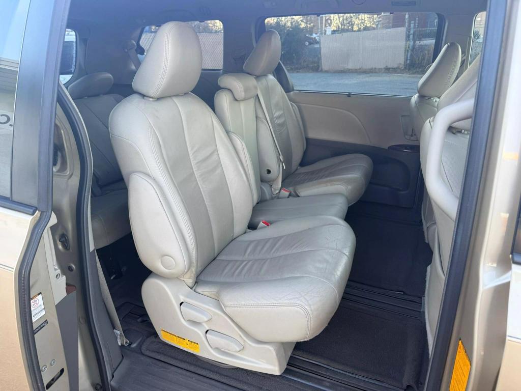 2011 Toyota Sienna XLE photo 20