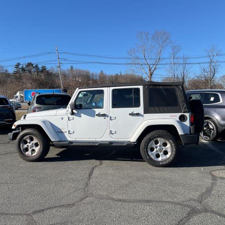 2015 Jeep Wrangler Unlimited Sahara photo 2