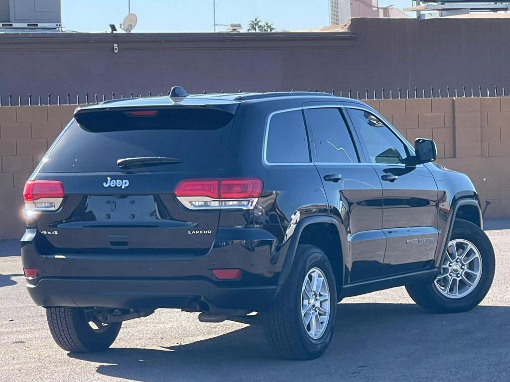 2018 Jeep Grand Cherokee Laredo photo 2