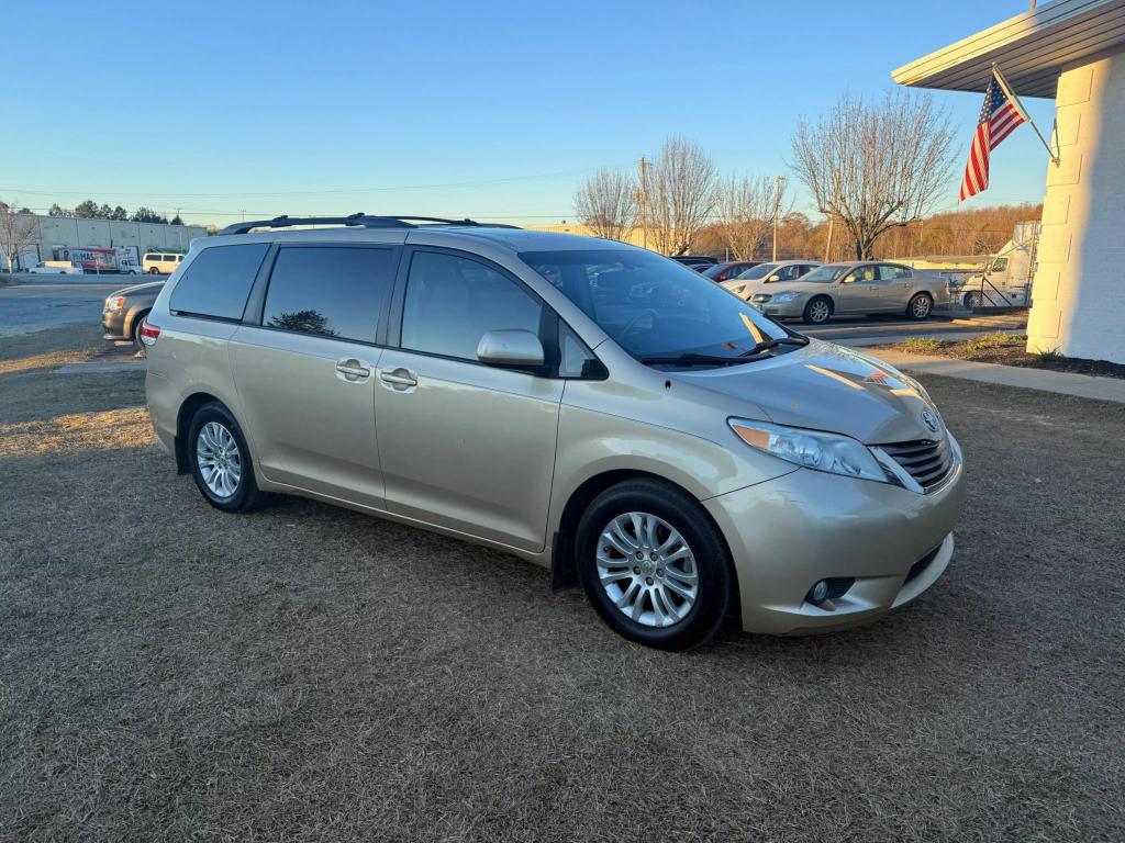 2011 Toyota Sienna XLE photo 3