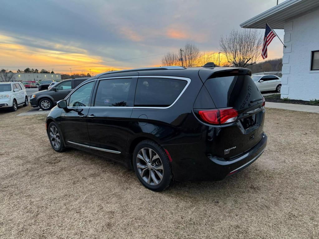 2017 Chrysler Pacifica Limited photo 2