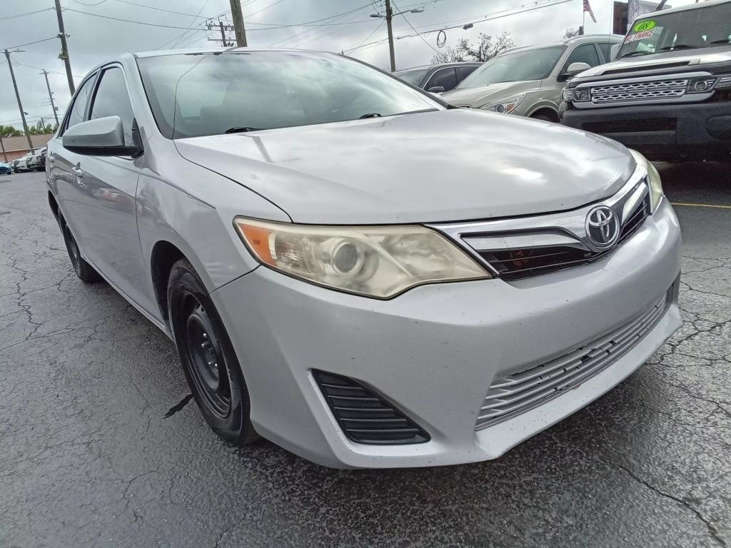 2012 Toyota Camry SE photo 4