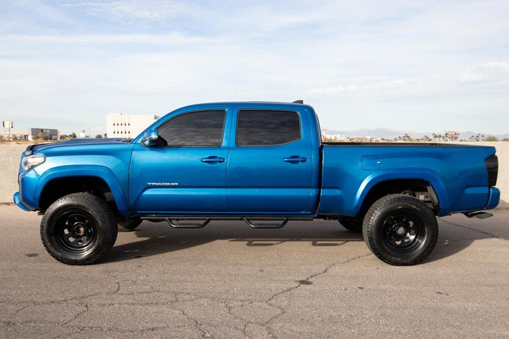 2018 Toyota Tacoma TRD Sport photo 2